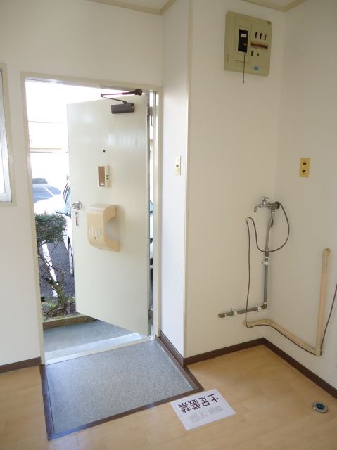 Entrance. Entrance, Laundry Area