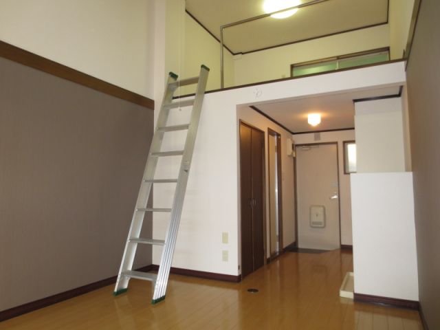 Living and room. Accent Cross is fashionable.