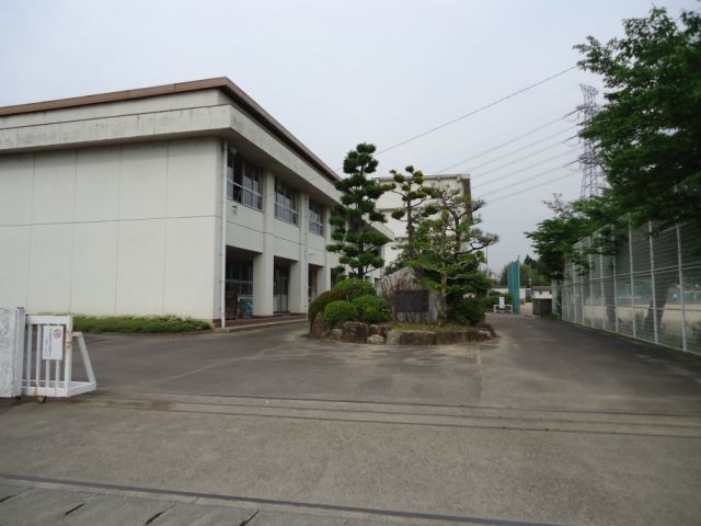 Junior high school. Municipal Shimouchi until junior high school (junior high school) 2300m