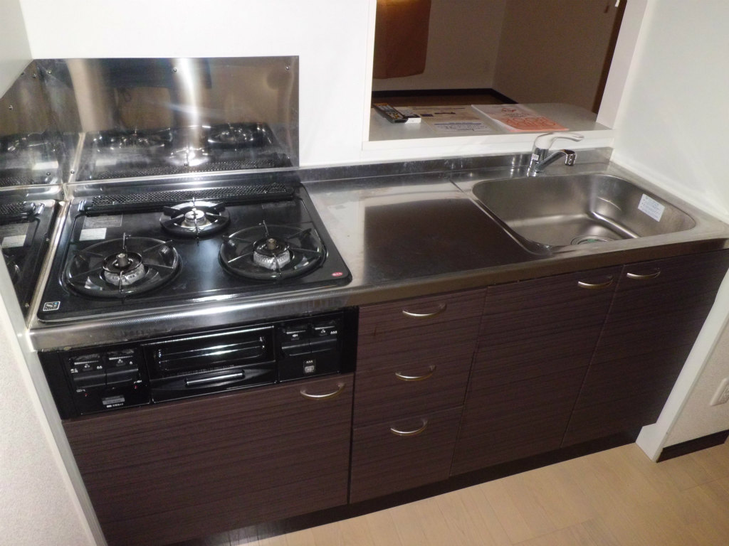 Kitchen. Easy to sink of dishes.