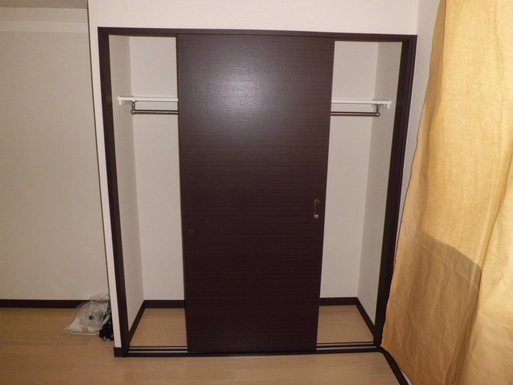 Receipt. Closet with the hanger bar.