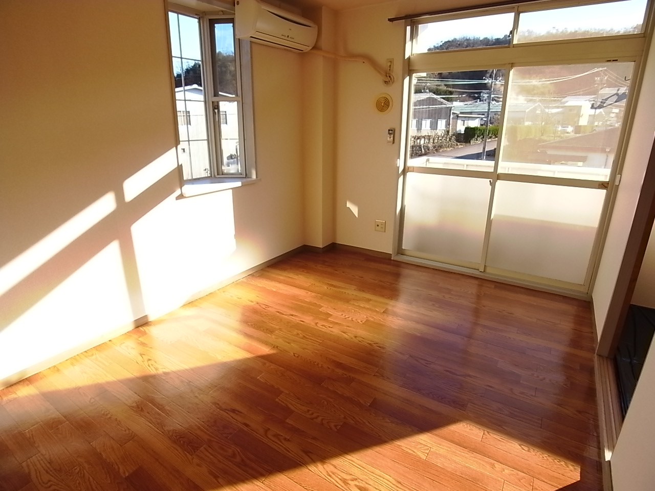 Living and room. Sunny with a lot of windows