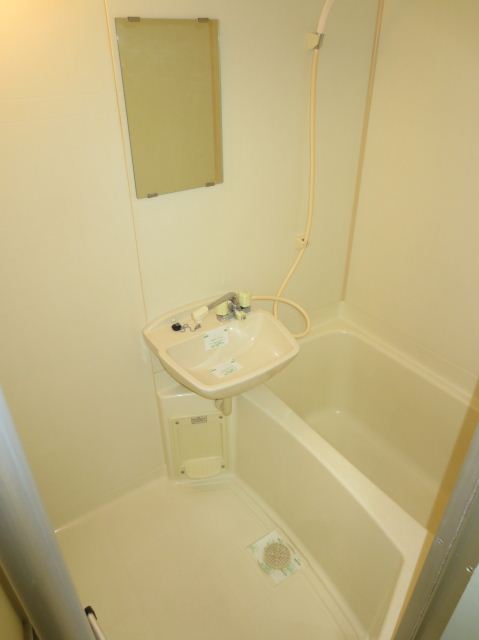 Bath. Clean bathrooms