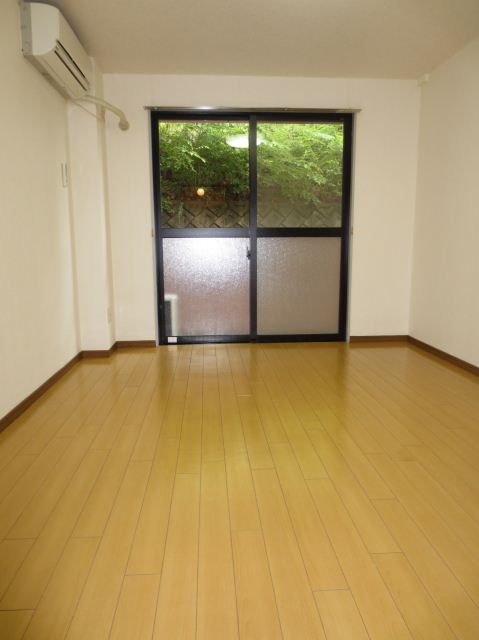 Living and room. Air conditioning ・ With lighting