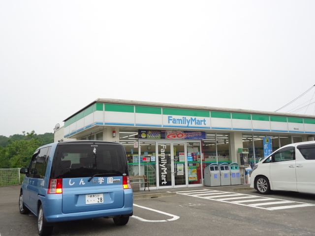 Convenience store. 1100m to Family Mart (convenience store)