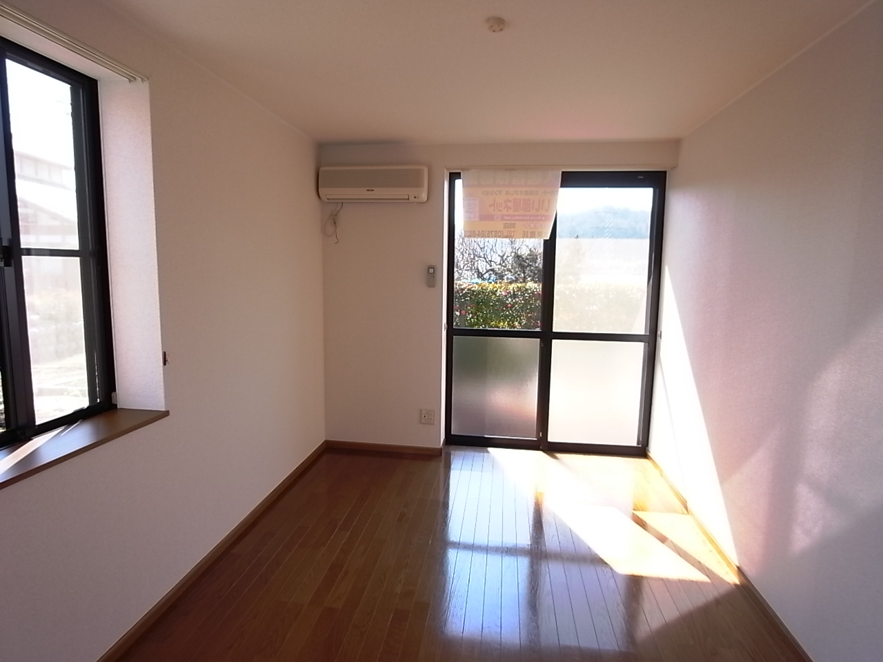 Living and room. Yang hit in the corner room ◎