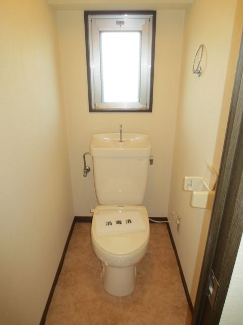 Toilet. Yes window