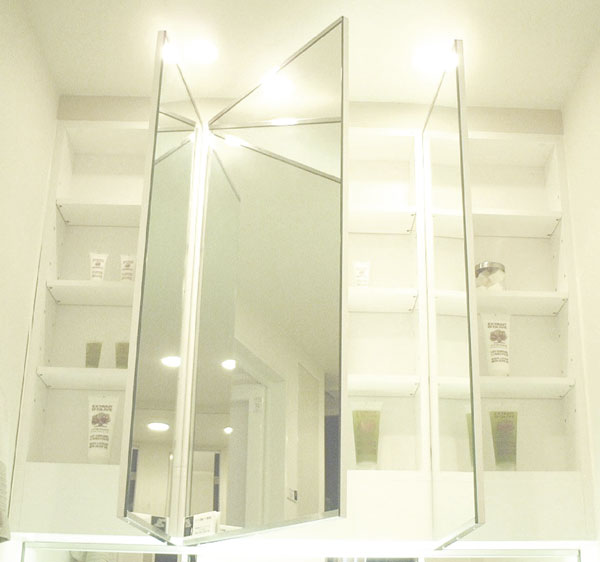Bathing-wash room.  [Three-sided mirror vanity] A large three-sided mirror is double doors, The interior has storage space is provided (same specifications)