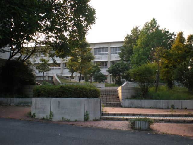 Junior high school. 1300m until the Municipal Izumi junior high school (junior high school)