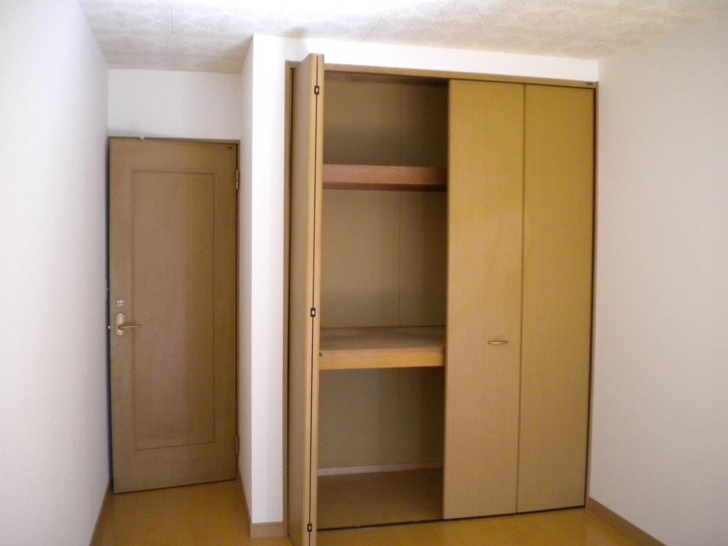 Living and room. Doorway ・ Closet (each room there in)