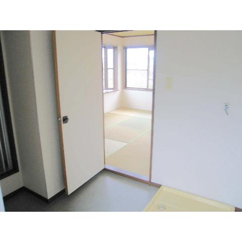 Other room space. There is storage room washing machine! 