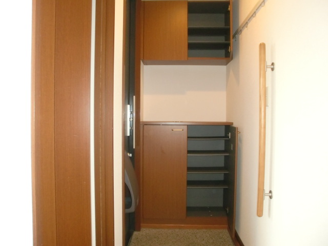 Entrance. The top and bottom of the shoe box