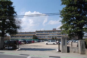 Junior high school. Annaka Municipal second junior high school (junior high school) up to 635m