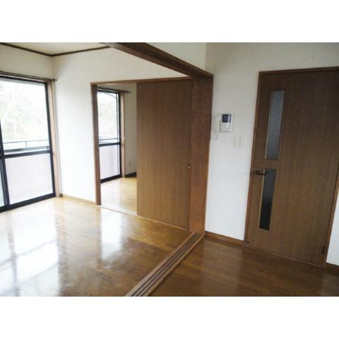 Living and room. Good even with spacious by connecting the living room and Western! ! 