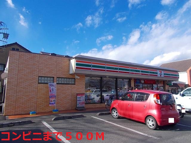 Convenience store. 500m to Seven-Eleven (convenience store)