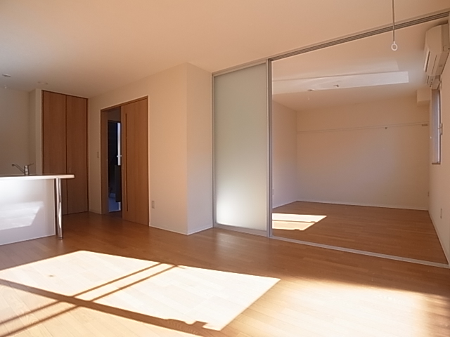 Living and room. Very bright LDK, Indoor clothes, Air conditioning