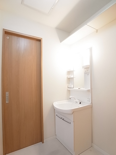 Washroom. Shampoo wash basin, Convenient storage rack to the top