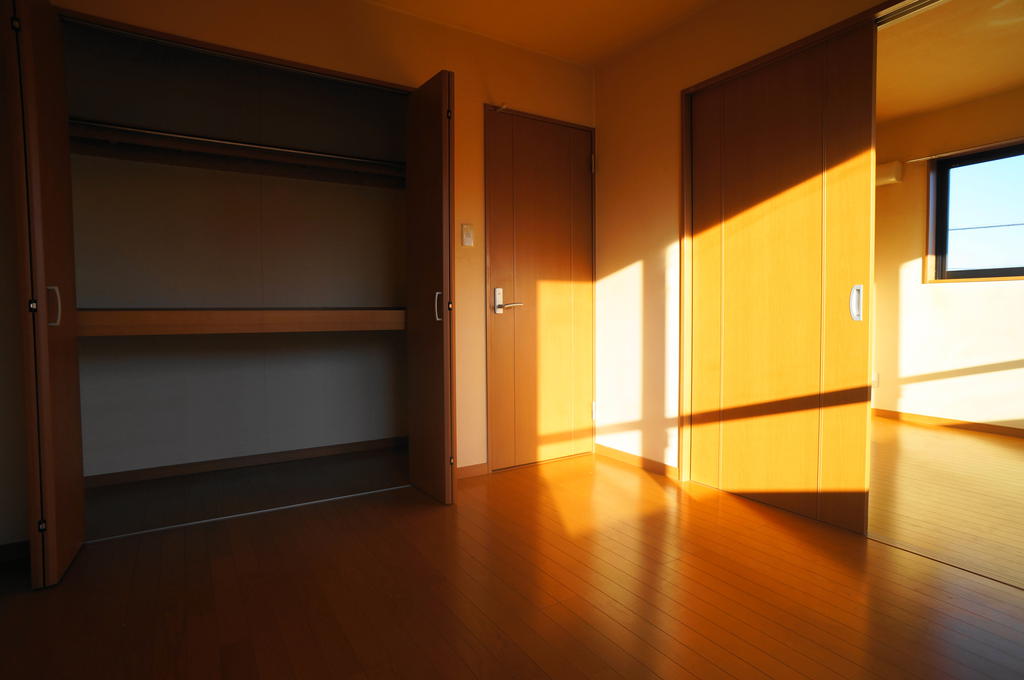 Living and room. Western-style 5.7 Pledge