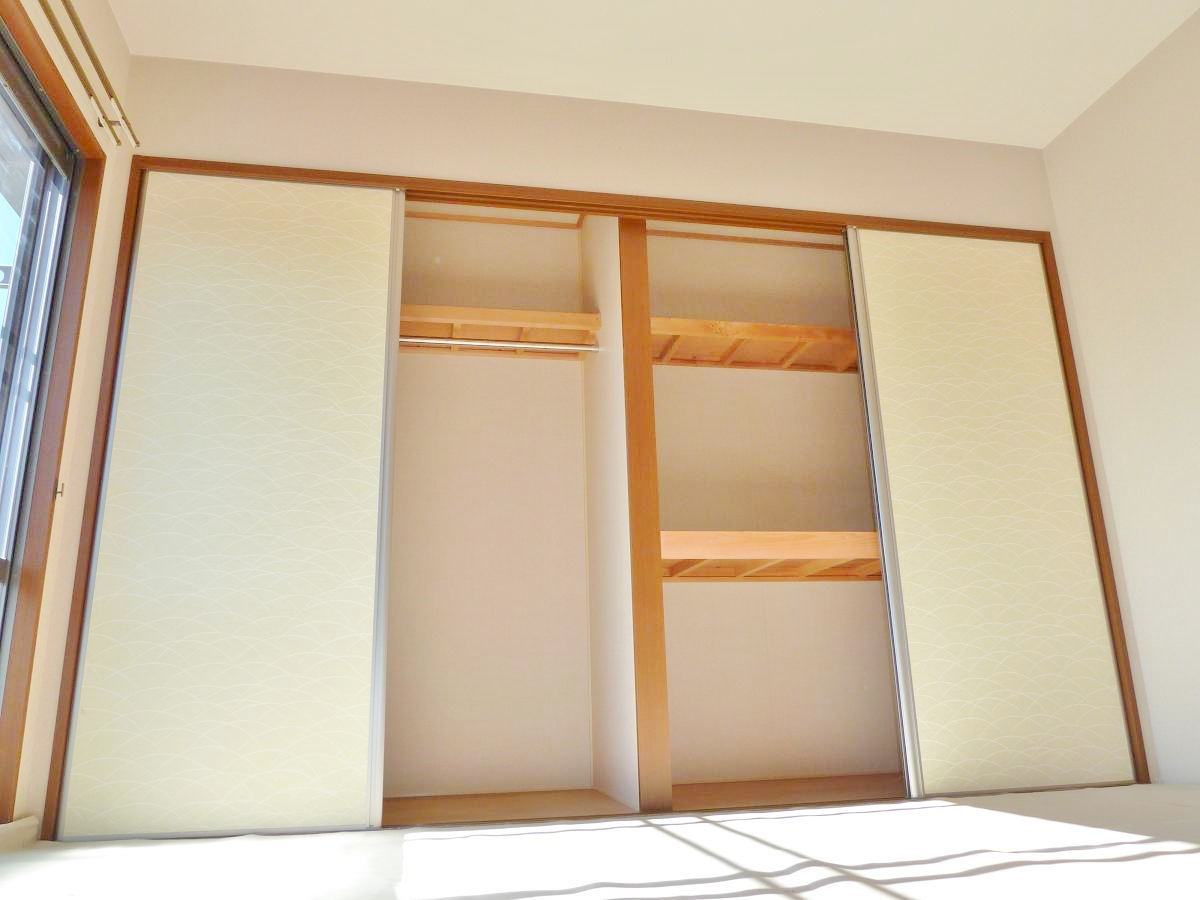 Receipt. Japanese-style room of the housing is oversized about 2 Pledge. There is storage capacity also attached hanger pipe.