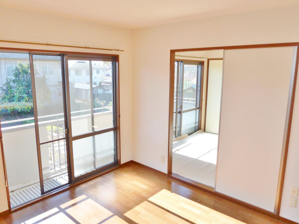 Living and room. living ・ It is a bright large window with Japanese-style room. 