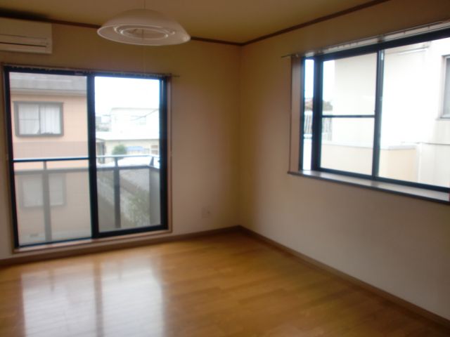 Living and room. Ventilation good with a lot of windows