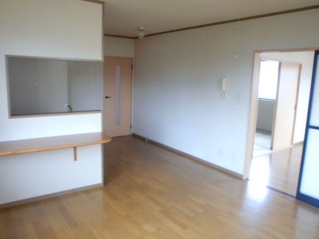 Living and room. You can cook while wait-and-see TV and children from the kitchen