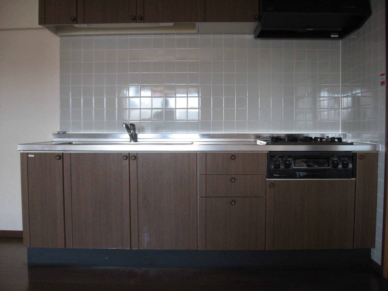 Kitchen. Hanging cupboard, With gas stove