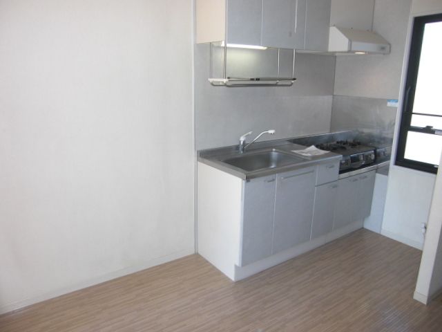 Kitchen. With ventilation window in the kitchen. Breadth even without perfect.