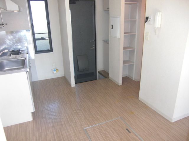 Living and room. Refrigerator in the dining with a breadth ・ You can put even the cupboard.