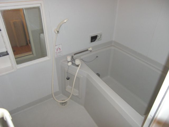 Bath. mirror ・ Put shampoo, Reheating, It is with windows for ventilation.