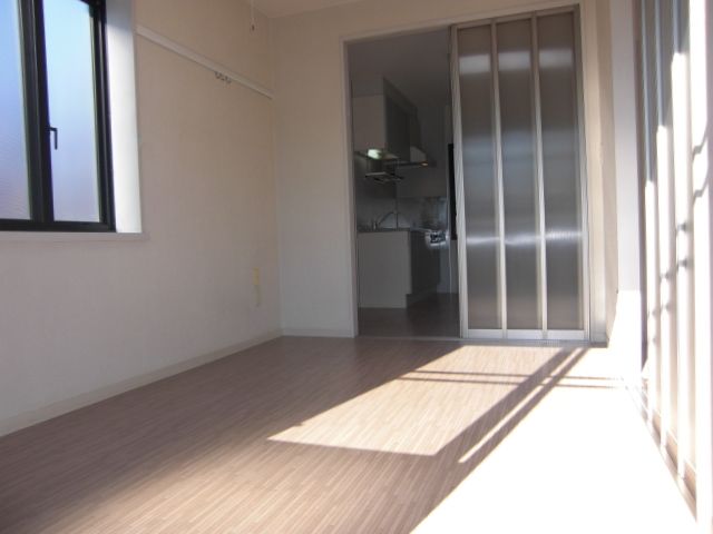 Living and room. Since the corner room two-sided lighting, You can also ensure ventilation.