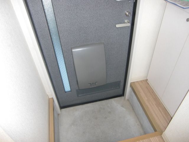 Entrance. Shoe box is attached to the top and bottom.