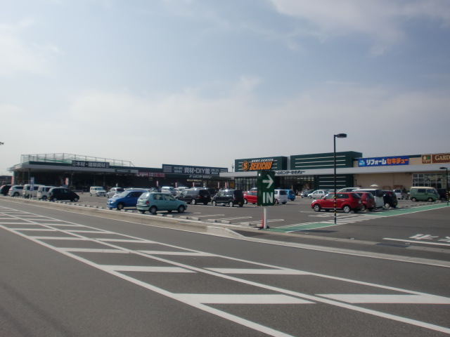 Home center. Sekichu Isesaki Moro store up (home improvement) 2490m