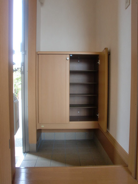 Entrance. Shoebox of spread