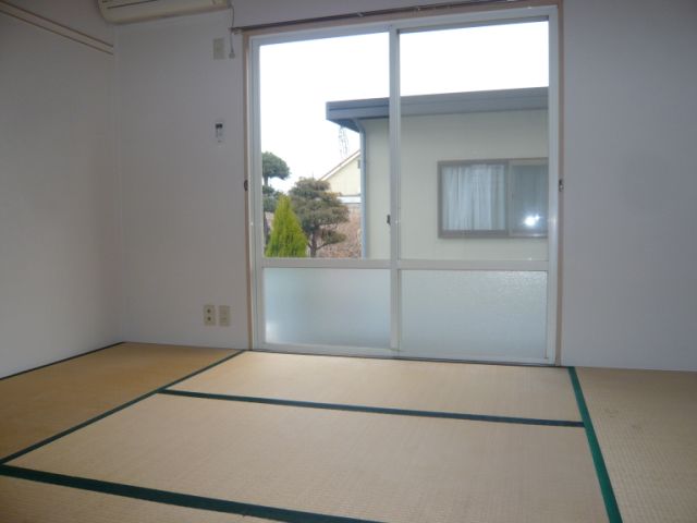 Living and room. South-facing Japanese-style room. It is already cross and tatami renovation.