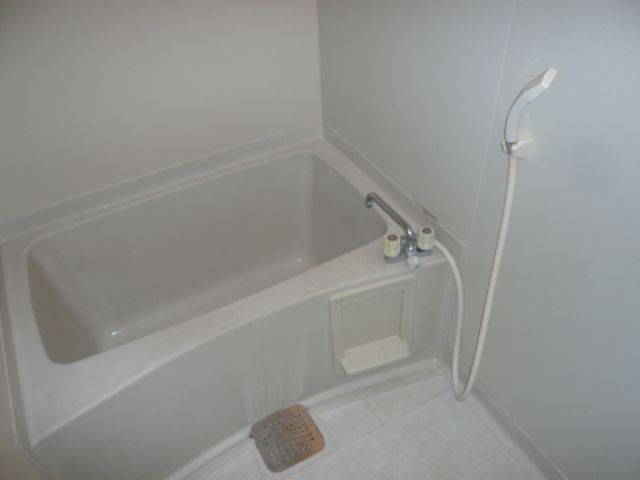 Bath. It is the bath. Taking tired.