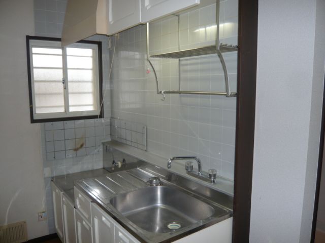 Kitchen. Is a good kitchen bright and easy to use with a small window.