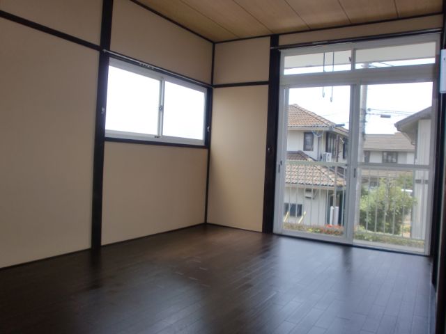 Living and room. Because the corner room, The window also has a two-sided. 