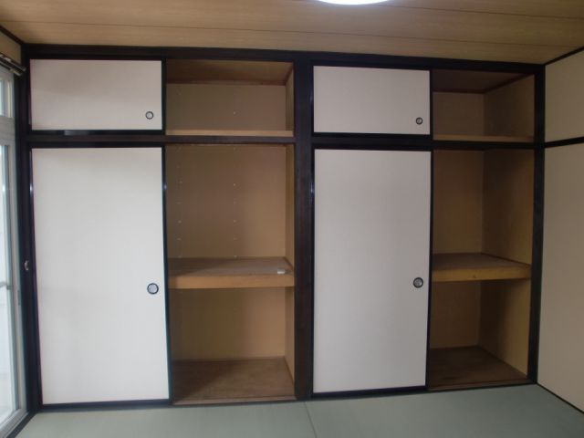 Receipt. Accommodated in two locations. There is a considerable storage capacity. 