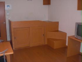 Living and room. It is the middle bed type. 