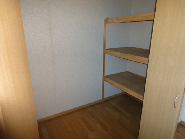 Receipt. About 2 Pledge of walk-in closet