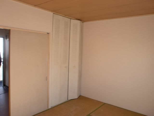Living and room. The room will also be summarized clean a white large storage.