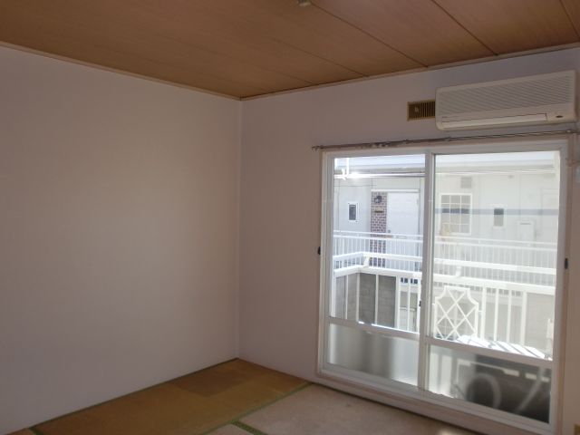 Living and room. Bright and airy with largely arranged the sweep window to south.