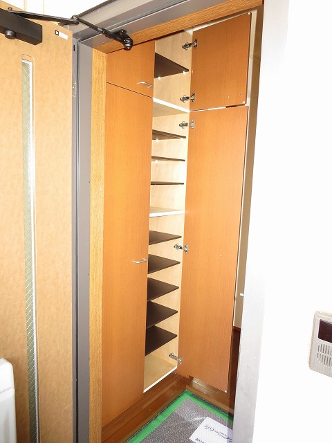 Entrance. You can use it plenty of shoes in the storage of up to ceiling.