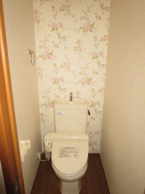 Toilet. The cross of one side floral has changed Hari atmosphere. 