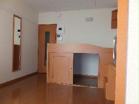 Living and room. Women must see! Monitor with intercom