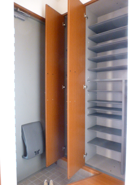 Entrance. Spacious shoe box