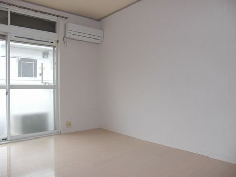 Living and room. White floor to the white wall (^ O ^) /