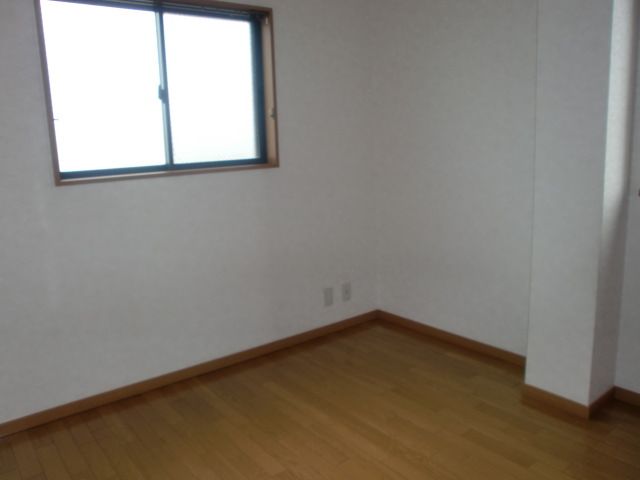 Other room space. North Western-style even window is two places