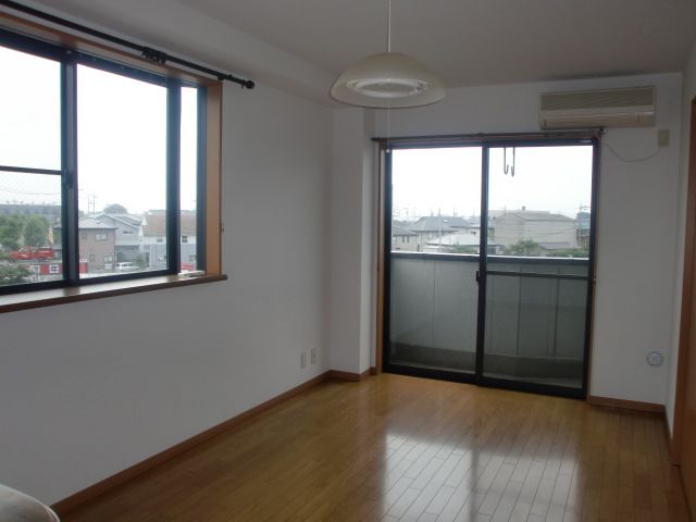 Living and room. There are east and a window to the south, Light Plug nice very pleasant